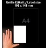 Slika prikazuje roko poleg praznega referenčnega okvirja za velikost nalepke z dimenzijami 105 x 148 mm, kar prav tako označuje velikost A4.