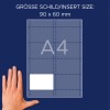 Slika prikazuje diagram, ki označuje velikost za znak ali vložek, s dimenzijami 90 x 60 mm ob nalepki formata A4, z roko postavljeno poleg diagrama za merilo.