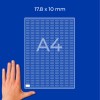 Roka ob predlogi lista A4 s zaobljenimi pravokotniki velikosti 17,8 × 10 mm na modrem ozadju?