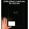Slika prikazuje roko poleg nalepke. Velikost nalepke je navedena kot 96 x 63,5 mm, z velikostjo A4 navedeno za njo. Ozadje je temno, kar izboljša vidljivost predmetov.