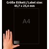Slika prikazuje velikost nalepke 45.7 x 25.4 mm, prikazano z roko, ki drži papir velikosti A4. Ozadje je črno.