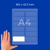 Roka ob maketi lista A4 z nalepko velikosti 99,1 x 42,3 mm in pravokotno postavitvijo nalepke?