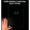 Slika prikazuje roko poleg nalepke velikosti A4 z dimenzijami 25,4 x 10 mm, prikazano na temnem ozadju.