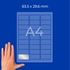 A4 list z mrežo zaobljenih pravokotnih nalepk in roka za merilo na modrem ozadju?