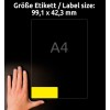 Slika prikazuje velikost etikete 99,1 x 42,3 mm poleg velikosti papirja A4, pri čemer roka prikazuje namestitev etikete.