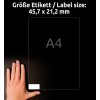 Slika prikazuje roko na temnem ozadju, ki drži nalepko velikosti 45,7 x 21,2 mm, označeno z 'A4'.