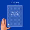 Roka ob A4 listu z mrežo, označenem 15 x 15 mm, na modrem ozadju?