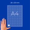 Roka poleg mrežnega lista formata A4 z oznako 20 × 20 mm z majhnimi kvadratnimi celicami?