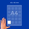Roka poleg makete lista A4 z mrežo 45×45 mm in enim belim kvadratom?