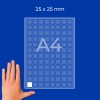 Roka poleg mreže na listu A4 s kvadrati 25 × 25 mm in enim belim kvadratom?