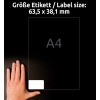 Slika prikazuje nalepko velikosti 63,5 x 38,1 mm ob roki za primerjavo velikosti, v ozadju pa je označen format papirja A4.