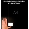 Slika prikazuje roko poleg prozorne nalepke velikosti 63,5 x 46,6 mm na temnem ozadju, z besedilom, ki kaže velikost v nemščini.