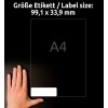Slika prikazuje roko poleg etikete velikosti 99,1 x 33,9 mm z omenjeno velikostjo A4. Ozadje je temno, etiketa pa se zdi bela.