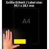 Slika prikazuje roko poleg postavitve nalepke, ki označuje velikost kot 99,1 x 38,1 mm, z obrisom papirja formata A4 v ozadju.