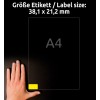 Slika prikazuje roko poleg papirja formata A4. Prikazuje velikost nalepke 38,1 x 21,2 mm v belem besedilu na temnem ozadju, z majhno rumeno nalepko v kotu.