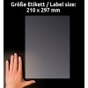 Slika prikazuje roko, ki leži poleg sive pravokotne plošče papirja, z dimenzijami označenimi kot 210 x 297 mm v nemščini in angleščini. Ozadje je črno.