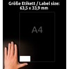 Slika prikazuje roko, ki drži prozoren list z oznako 'A4'. Vključuje besedilo, ki označuje velikost nalepke: 63,5 x 33,9 mm, na temnem ozadju.