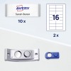 Slika prikazuje priponko z imenom in logotipom Avery, s prikazanim imenom 'Sarah Baron'. Vključuje deset priponk in dva lista nalepk s šestnajstimi režami za nalepke.