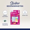 Slika prikazuje paket Averyjevih etiket za svinčnike s poudarjenimi lastnostmi. Navedeno je, da so etikete enostavno pisljive, imajo močan oprijem in so v trajnostni embalaži. Poleg etiket so prikazani tudi pisani svinčniki.