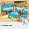 Slika prikazuje pet barvitih ilustracij s piratskimi motivi, vključno z ladjami, skrinjo z zakladom in tropskimi okolji s palmami in morskimi bitji.
